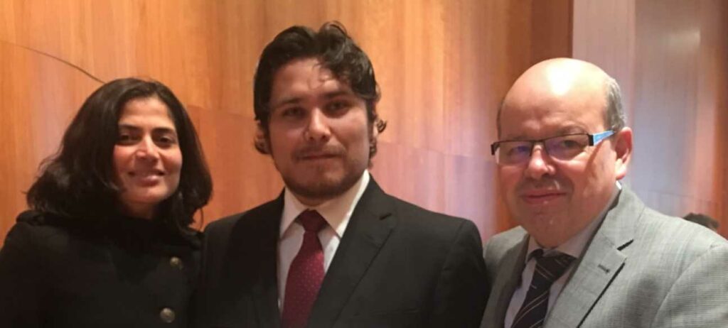 De izquierda a derecha, Siham Tabik, investigadora del Programa Ramón y Cajal, Universidad de Granada (siham@ugr.es); Roberto Olmos, estudiante de doctorado de la Universidad de Granada, y Francisco Herrera, catedrático del Departamento de Ciencias de la Computación e Inteligencia Artificial, Universidad de Granada (herrera@decsai.ugr.es).
