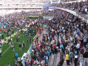 Aficionados invaden el terreno de juego tras un partido. / Ángel Acuña