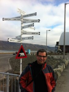 El investigador de la Universidad de Granada, Álvaro Martínez Sevilla, durante uno de sus viajes a Longyearbyen (Noruega).