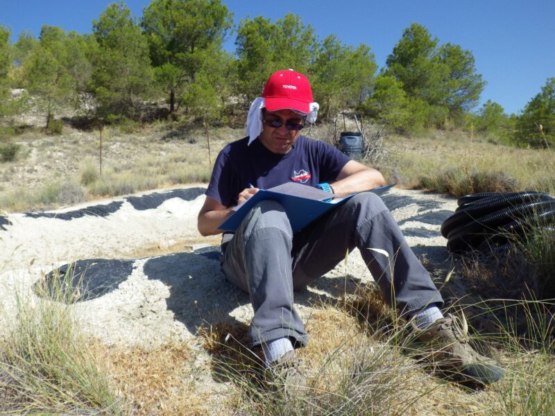 Fotografía del investigador José Morales realizando pruebas de funcionamiento de redes de seguimiento de actividad sísmica.
