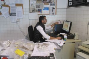 Esteban García en el despacho del IAPH que comparte con  Eloisa Bernáldez.