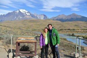 La investigadora, junto a su marido, Manuel Caraballo, de turismo en Torres del Paine (Chile).