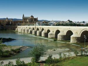 Imagen del Río Guadalquivir en su paso por el Puente Romano de Córdoba.