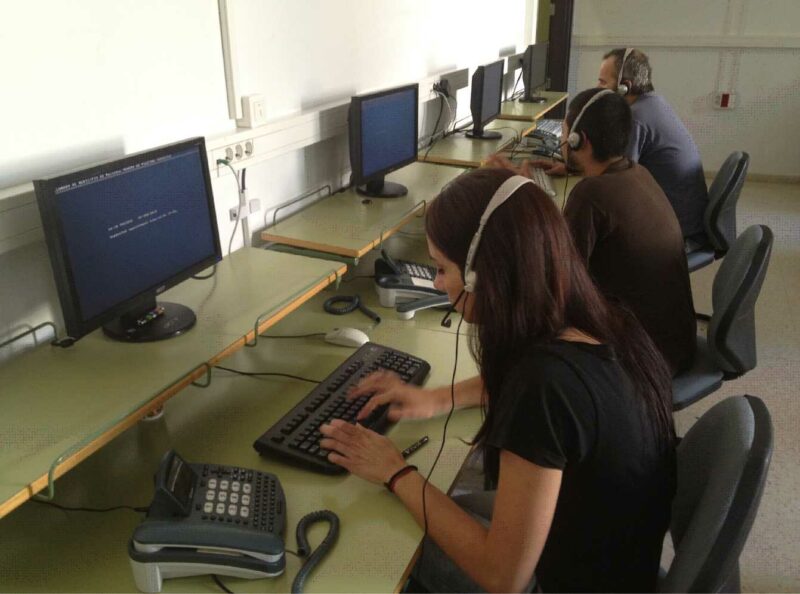 Imagen de operadores telefónicos realizando encuestas en el laboratorio de la Facultad de Ciencias Políticas y Sociología de la Universidad de Granada.