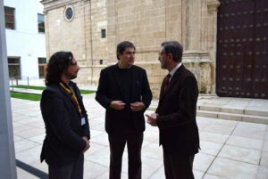 Josechu Ferreras , junto a parte de su equipo organizador, en el Parlamento de Andalucía.