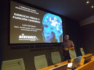Luis Carrasco imparte una charla sobre ejercicio físico y función cerebral en las 'I Jornadas sobre investigación CCAFD' organizadas por el grupo de investigación 'BIOFANEX'.