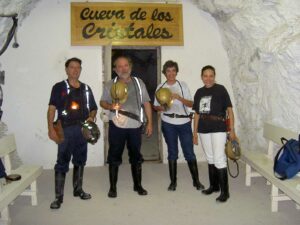 El investigador Juan Manuel García Ruiz junto al ingeniero Roberto Villasuso, la doctora Angels Canals y su mujer Martha en la entrada de la Cueva de los Cristales.