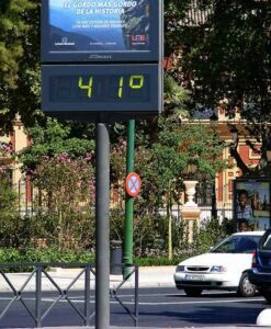 Imagen de termómetro urbano ubicado en el centro de Sevilla marcando 41 grados.