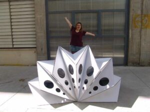 Una estudiante posa junto a uno de los proyectos desarrollados en 'FabLab Sevilla'.