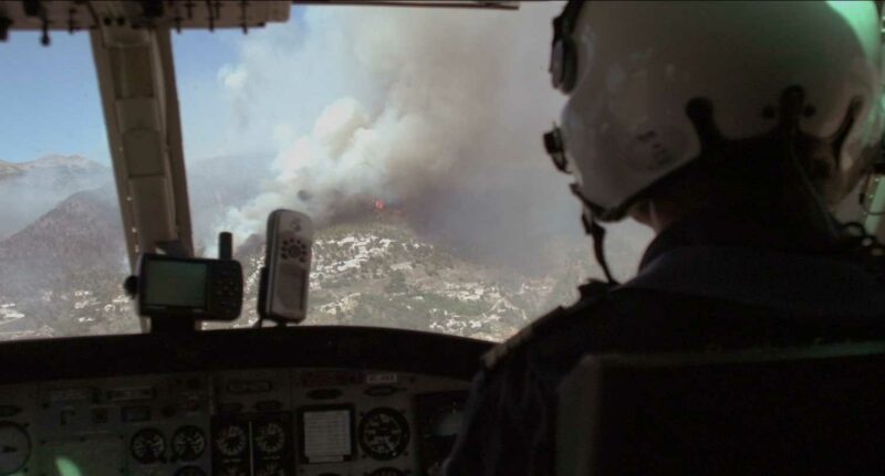 Imagen de una intervención en helicóptero durante un incendio forestal.