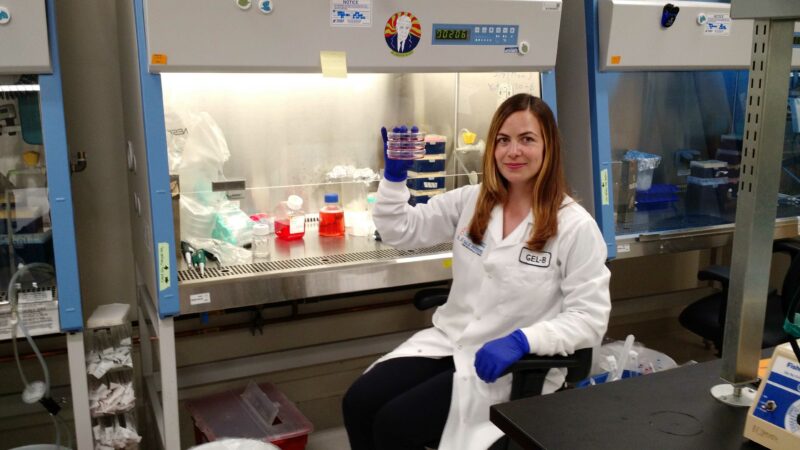 Aida Platero en el laboratorio del Instituto Salk