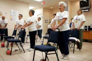 Personas mayores practicando actividad física dirigida.