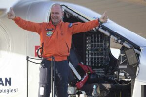 El piloto suizo Bertrand Piccard, tras aterrizar en el aeropuerto de Sevilla