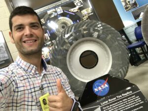 González, en la NASA, con un rueda del vehículo lunar que utilizaron los astronautas de la misión 'Apollo' en la Luna.