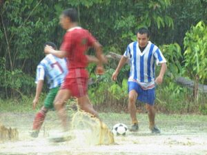 Partido de fútbol en una comunidad yanomami. / Ángel Acuña