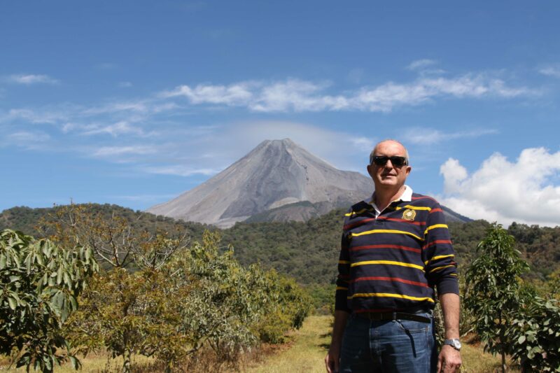 Jesús Ibáñez Godoy, ante el volcán de Colima, en 2017.