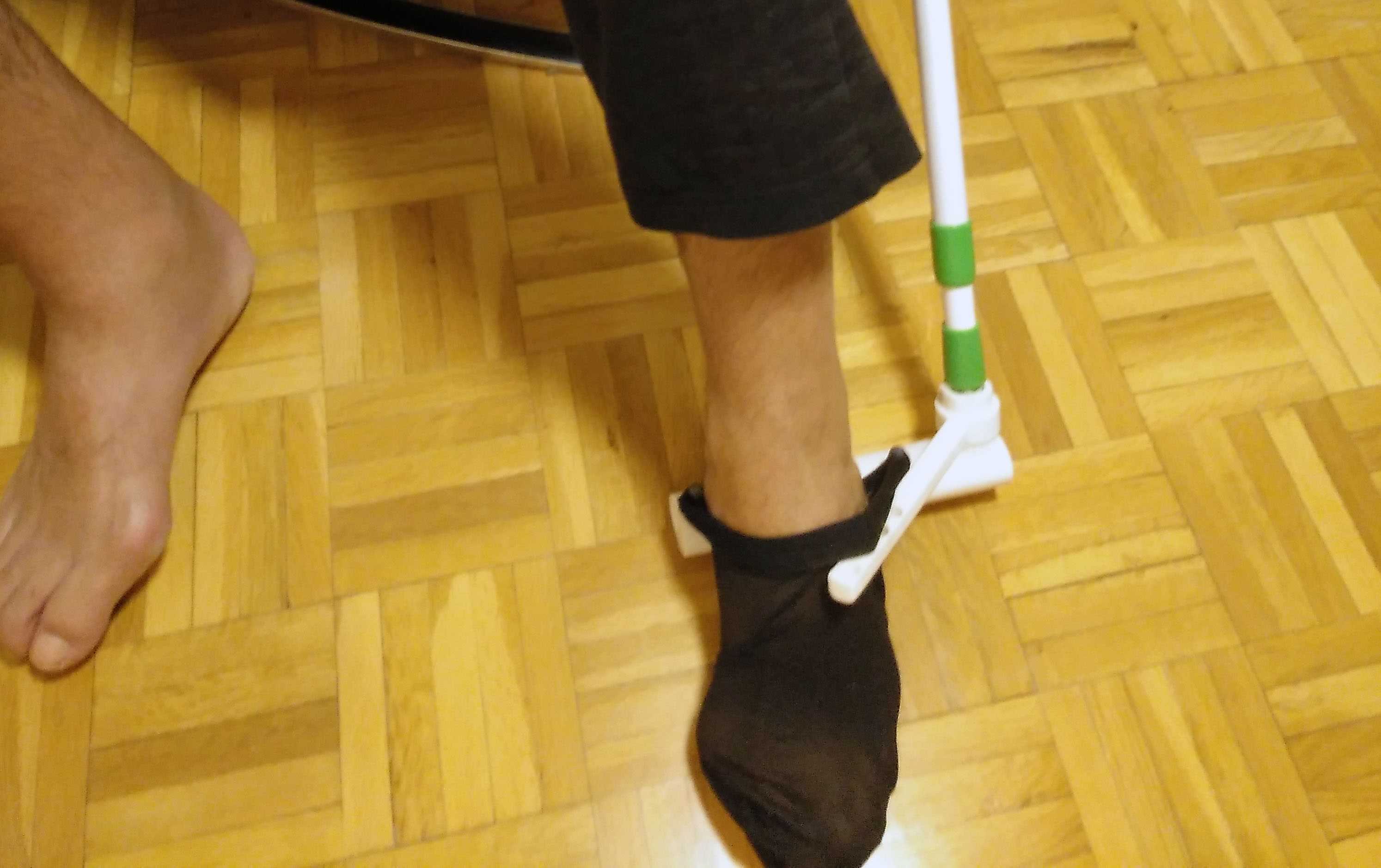 Un calzador flexible que facilita a los mayores colocarse calcetines y  medias - iDescubre