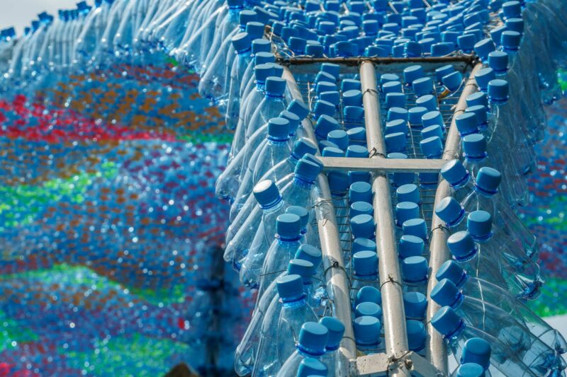 Fotografía representativa de la industrialización de botellas de plástico. / Foto: Hams Nocete.
