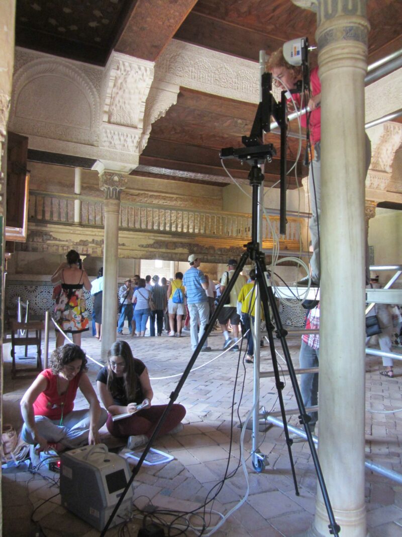 Equipo de investigadores trabajando en la Alhambra, Granada