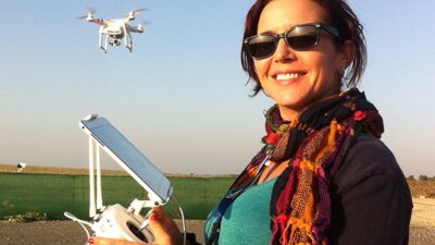 La investigadora de la UMA Margarita Mulero trabaja con un dron en la investigación
