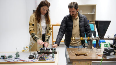 Los investigadores Carmen Ladrón de Guevara y Antonio Pérez en el taller de la Escuela de Ingenierías Industriales de la UMA