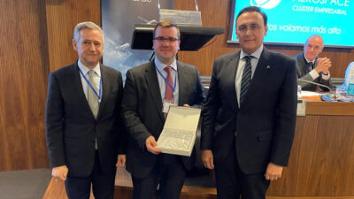 El consejero de Universidad ha intervenido en la jornada 'El PERTE aeroespacial, oportunidades para la industria', en el marco de la Asamblea General de Andalucía Aerospace. En la imagen, entrega del galardón al empresario aeroespacial 2022 a José Miguel Moreno, CEO de SolarMems.