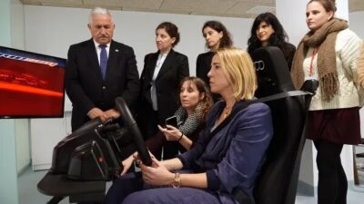 Los investigadores que participan en este proyecto visitan las instalaciones del simulador de conducción de la UMA.