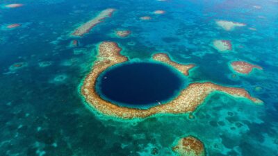 Los investigadores del Laboratorio de Propulsión a Chorro (JPL), junto con sus colegas en Belice, utilizaron 20 años de datos de MODIS, un instrumento a bordo del satélite Aqua de la NASA, con el fin de evaluar el riesgo que corren los arrecifes de coral de Belice debido a la actividad humana y el cambio climático. MODIS captó esta imagen de la Península de Yucatán, incluyendo a Belice, en febrero de 2022. Crédito: NASA