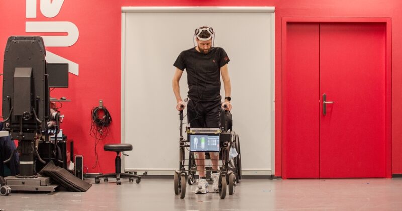 El ‘puente digital’ entre el cerebro y la médula espinal permitió al paciente recuperar el control natural del movimiento de sus piernas. Imagen: EPFL | Jimmy Ravier.