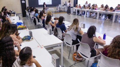 Las profesoras Teresa Rebolledo y Victoria Pérez de Guzmán dirigen la sesión con las estudiantes