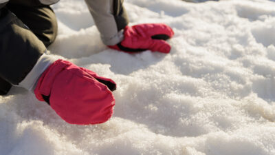 La nieve, a simple vista, tiene una tonalidad blanquecina. Foto: Adobe Stock / Victor Mulero.