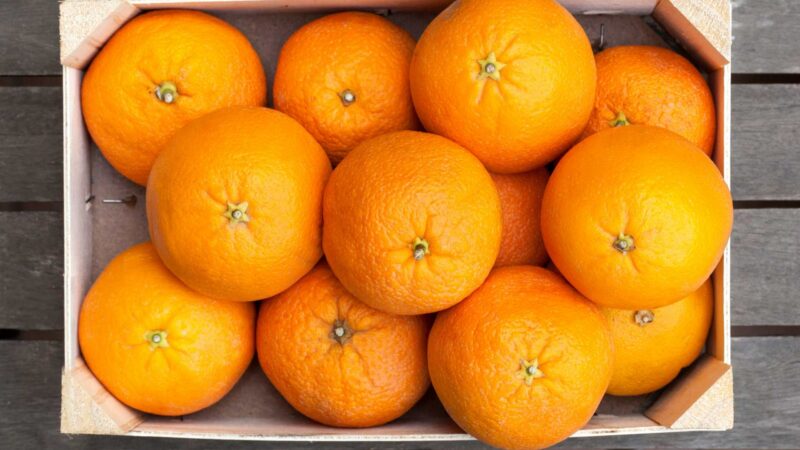 La técnica ha detectado en el laboratorio hasta 257 pesticidas distintos en frutas como naranjas.