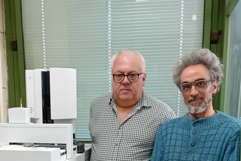 Leonardo Velasco y Óscar Ballesteros en el laboratorio de mejora genética