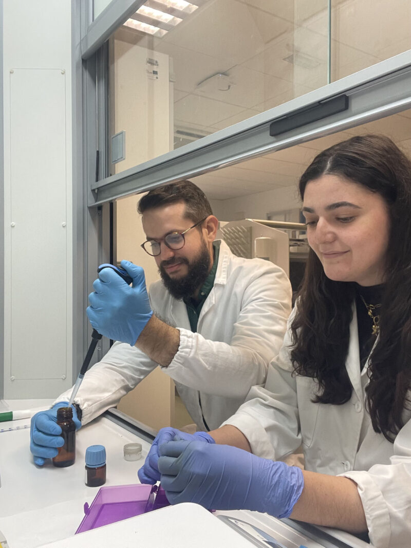 Investigadores realizando ensayos en el laboratorio. 