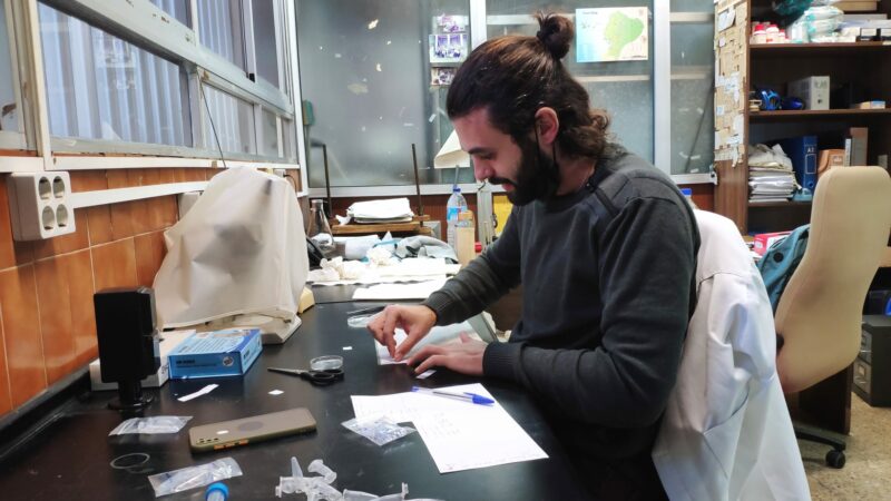 El investigador de la Universidad de Málaga Jesús Rosas-Guerrero analizando muestras en el laboratorio. 