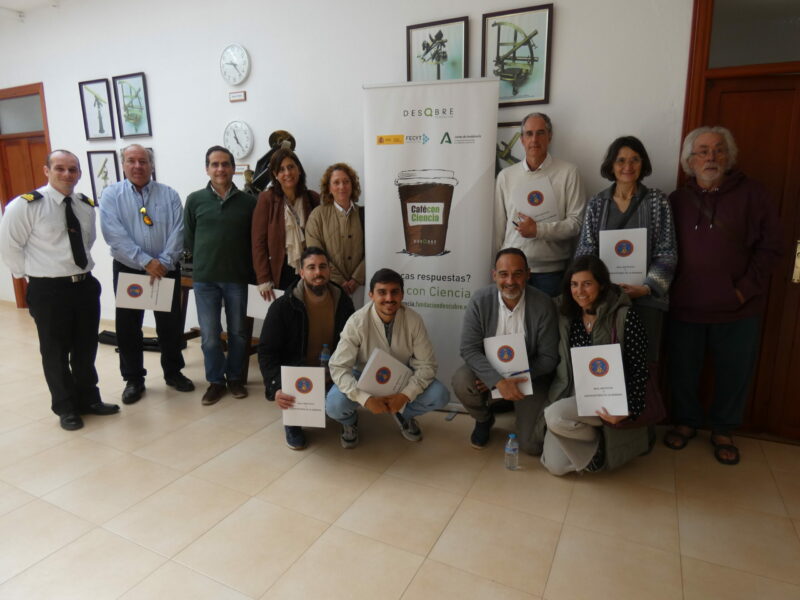 El investigador del ROA Rafael Carrillo Navarro y los docentes que han asistido hoy al Café con Ciencia sobre eclipses. 