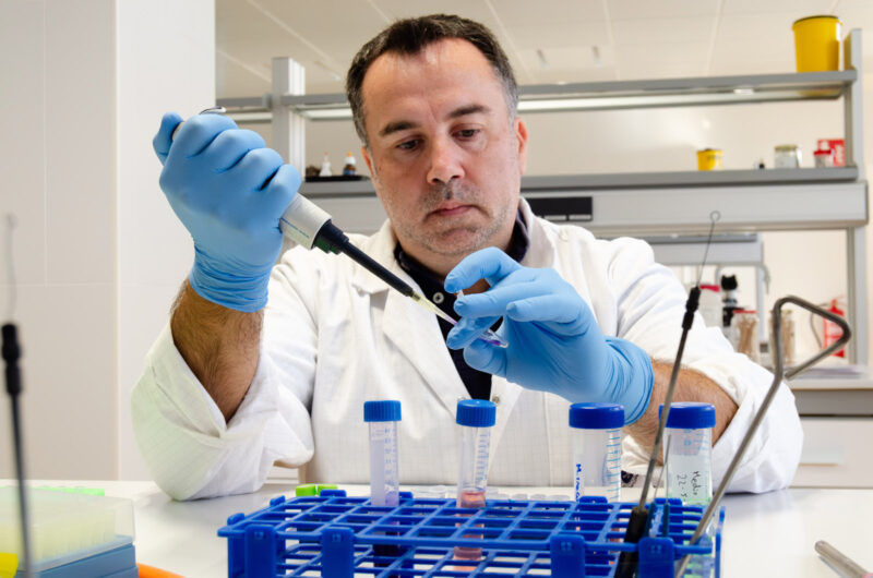 El investigador Daniel Álvarez tomando muestras.