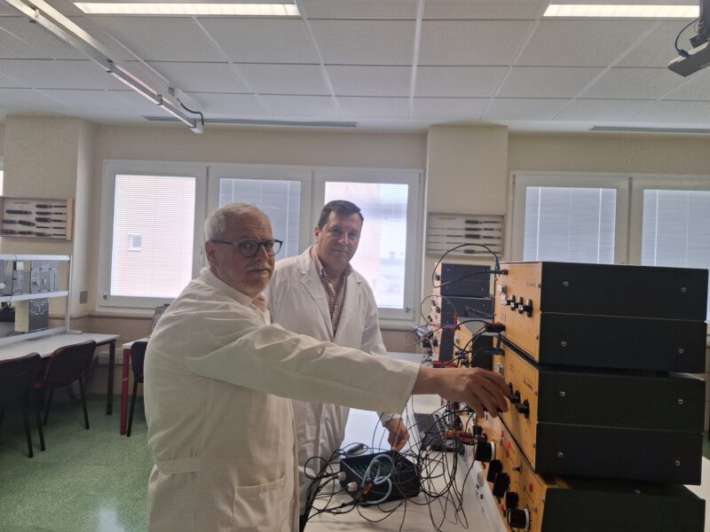 El equipo trabaja en ampliar la capacidad del sistema para detectar armónicos de mayor frecuencia, asociados a nuevos equipos electrónicos.