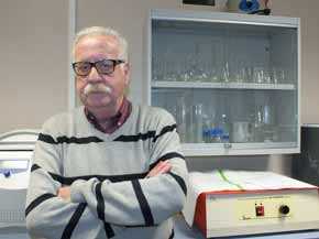 En la foto, el catedrático de Parasitología de la Universidad de Granada Manuel Sánchez Moreno, uno de los autores de este trabajo.