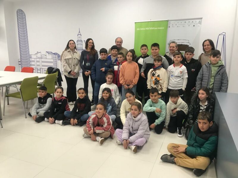 Fotografía de alumnos y profesores de los CEIP 'Palmete' y 'Valeriano Bécquer' de Sevilla en el Café con ciencia celebrado con motivo del 8M'2023 en el PCT Cartuja.