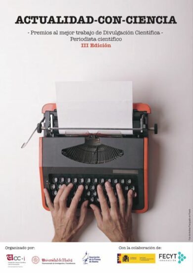 Fotografía de una máquina de escribir antigua con unas manos tecleando.