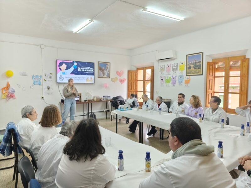 Café con Ciencia en el Centro Ocupacional El Lucero, en Alhama de Granada (Granada).
