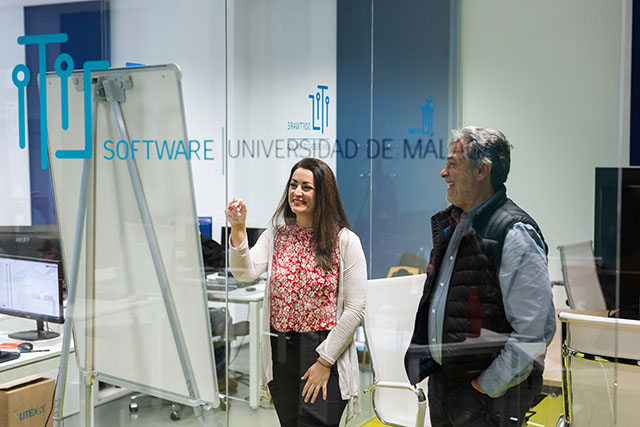 Los investigadores Virginia García y José Aldana. EFE/Carlos Díaz.